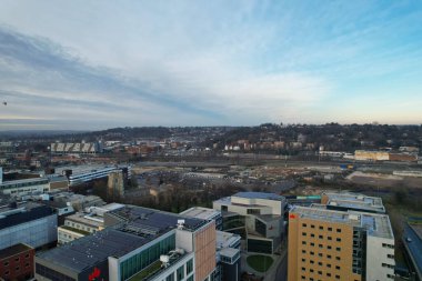 ENGLAND, UK, LUTON - 22ND JANUARY, 2023: Luton Şehir Merkezi 'nin Yüksek Açısı, Modern ve Tarihsel İngiltere Kasabası, Drone View 