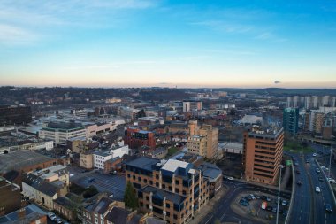 ENGLAND, UK, LUTON - 22ND JANUARY, 2023: Luton Şehir Merkezi 'nin Yüksek Açısı, Modern ve Tarihsel İngiltere Kasabası, Drone View 