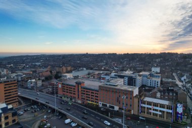 ENGLAND, UK, LUTON - 22ND JANUARY, 2023: Luton Şehir Merkezi 'nin Yüksek Açısı, Modern ve Tarihsel İngiltere Kasabası, Drone View 
