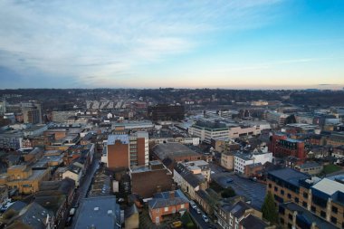 ENGLAND, UK, LUTON - 22ND JANUARY, 2023: Luton Şehir Merkezi 'nin Yüksek Açısı, Modern ve Tarihsel İngiltere Kasabası, Drone View 