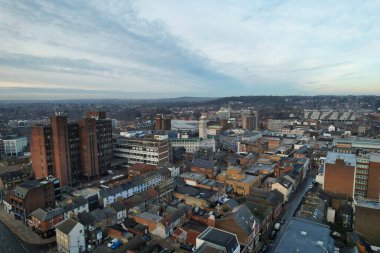 ENGLAND, UK, LUTON - 22ND JANUARY, 2023: Luton Şehir Merkezi 'nin Yüksek Açısı, Modern ve Tarihsel İngiltere Kasabası, Drone View 