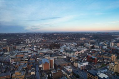ENGLAND, UK, LUTON - 22ND JANUARY, 2023: Luton Şehir Merkezi 'nin Yüksek Açısı, Modern ve Tarihsel İngiltere Kasabası, Drone View 