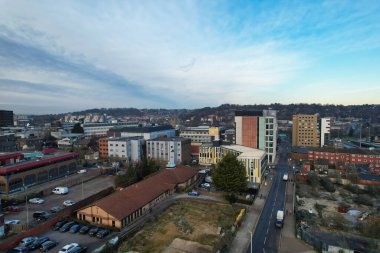 ENGLAND, UK, LUTON - 22ND JANUARY, 2023: Luton Şehir Merkezi 'nin Yüksek Açısı, Modern ve Tarihsel İngiltere Kasabası, Drone View 