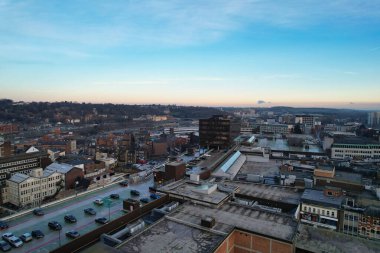 ENGLAND, UK, LUTON - 22ND JANUARY, 2023: Luton Şehir Merkezi 'nin Yüksek Açısı, Modern ve Tarihsel İngiltere Kasabası, Drone View 
