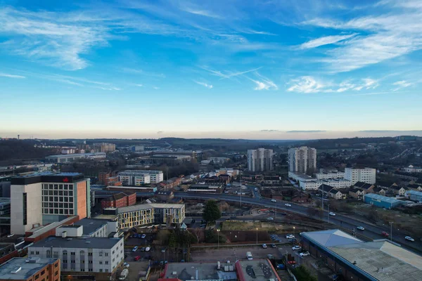 GREAT BRITAIN, LUTON - 22ND JANUARY, 2023: Şehir Merkezi Yüksek Açı Görünümü, İngiltere 'nin Modern ve Tarihi Görünümü 