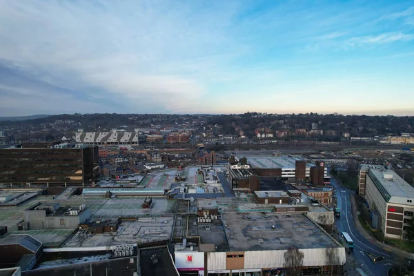 ENGLAND, UK, LUTON - 22ND JANUARY, 2023: Luton Şehir Merkezi 'nin Yüksek Açısı, Modern ve Tarihsel İngiltere Kasabası, Drone View 
