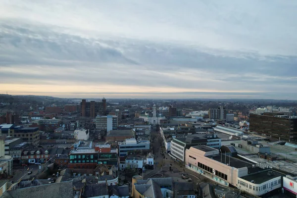 ENGLAND, UK, LUTON - 22ND JANUARY, 2023: Luton Şehir Merkezi 'nin Yüksek Açısı, Modern ve Tarihsel İngiltere Kasabası, Drone View 