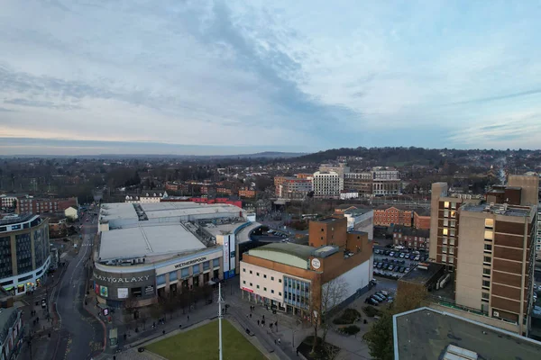 ENGLAND, UK, LUTON - 22ND JANUARY, 2023: Luton Şehir Merkezi 'nin Yüksek Açısı, Modern ve Tarihsel İngiltere Kasabası, Drone View 