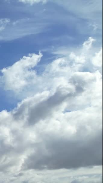 Nubes Que Mueven Rápido Sobre Ciudad Británica Tiempo Grabación Lapso — Vídeos de Stock