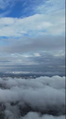 İngiliz Şehri 'nde Hızlı Hareket Eden Bulutlar, Zaman Süratli Görüntü