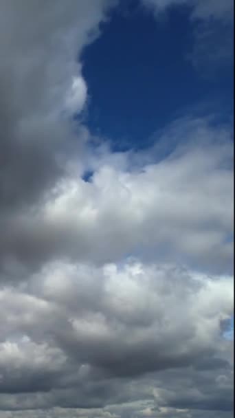 Γρήγορη Κινούμενα Σύννεφα Πάνω Από Βρετανική Πόλη Time Lapse Πλάνα — Αρχείο Βίντεο