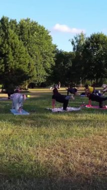 ENGLAND, LUTON TOWN - 04th April 2022: Genç İngiliz Kadınlardan oluşan bir grup, Wardown Halk Parkı Yüksek Açılı Görüntü Parkı 'nda egzersiz yapıyor. Luton Kasabası 'nda Parlak Güneşli Gün