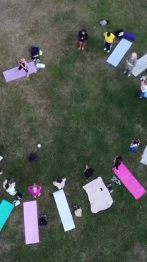ENGLAND, LUTON TOWN - 04th April 2022: Genç İngiliz Kadınlardan oluşan bir grup, Wardown Halk Parkı Yüksek Açılı Görüntü Parkı 'nda egzersiz yapıyor. Luton Kasabası 'nda Parlak Güneşli Gün