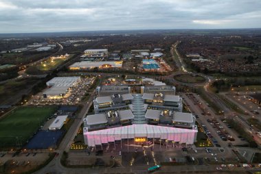 Bulutlu bir günde Milton Keynes şehrinin hava görüntüsü