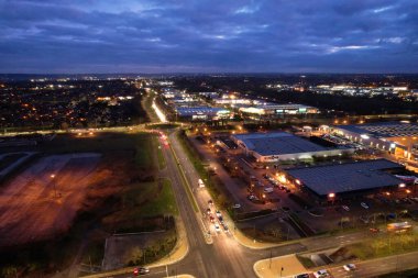 Bulutlu bir günde Milton Keynes şehrinin hava görüntüsü