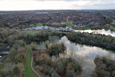 Bulutlu bir günde Milton Keynes şehrinin hava görüntüsü