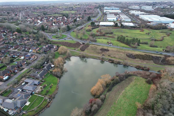 Bulutlu bir günde Milton Keynes şehrinin hava görüntüsü