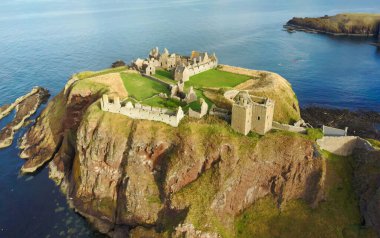 Uçurumları ve şatosu olan güzel deniz manzarası