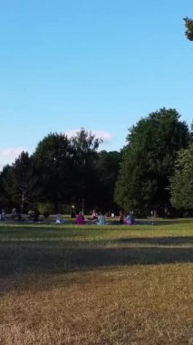 ENGLAND, LUTON TOWN - 04th April 2022: Genç İngiliz Kadınlardan oluşan bir grup, Wardown Halk Parkı Yüksek Açılı Görüntü Parkı 'nda egzersiz yapıyor. Luton Kasabası 'nda Parlak Güneşli Gün