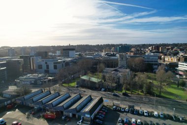 Güneşli bir günde Luton şehrinin hava görüntüsü