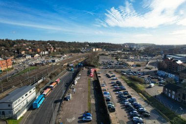 Güneşli bir günde Luton şehrinin hava görüntüsü