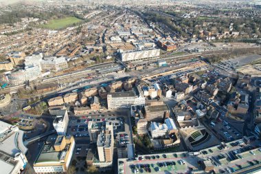 Güneşli bir günde Luton şehrinin hava görüntüsü