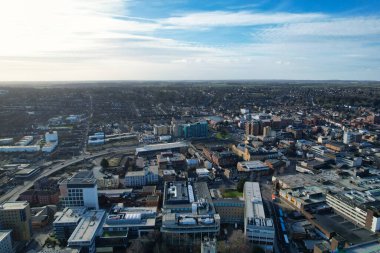 Güneşli bir günde Luton şehrinin hava görüntüsü