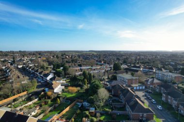 Güneşli bir günde Luton şehrinin hava görüntüsü