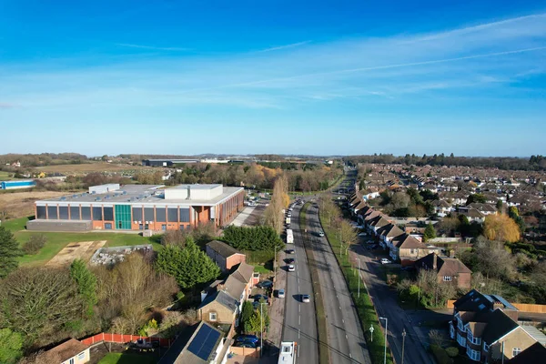 Güneşli bir günde Luton şehrinin hava görüntüsü