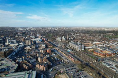 Güneşli bir günde Luton şehrinin hava görüntüsü