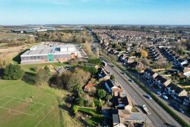 Güneşli bir günde Luton şehrinin hava görüntüsü