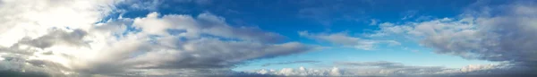 Panoramautsikt Över Dramatiska Moln Blå Himmel — Stockfoto