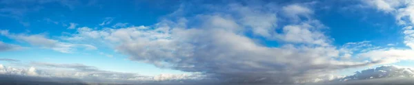 Вид Драматичных Облаков Голубом Небе — стоковое фото