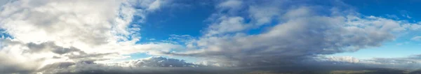 青い空の劇的な雲のパノラマビュー — ストック写真