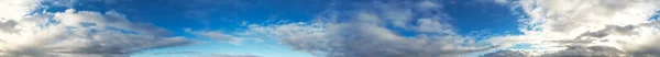 Πανοραμική Άποψη Των Δραματικών Νεφών Στον Γαλάζιο Ουρανό — Φωτογραφία Αρχείου