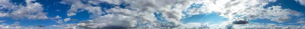 Πανοραμική Άποψη Των Δραματικών Νεφών Στον Γαλάζιο Ουρανό — Φωτογραφία Αρχείου