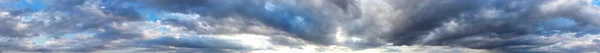 Panoramisch Uitzicht Dramatische Wolken Blauwe Lucht — Stockfoto