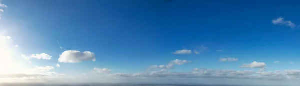 Mavi Gökteki Dramatik Bulutların Panoramik Görünümü — Stok fotoğraf