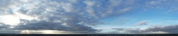 Панорамный Вид Красивые Облака Заката Над Горизонтом — стоковое фото