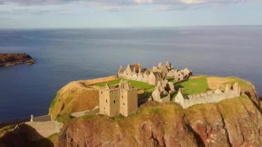 İngiltere, Birleşik Krallık 'taki deniz ve kalenin hava görüntüsü 