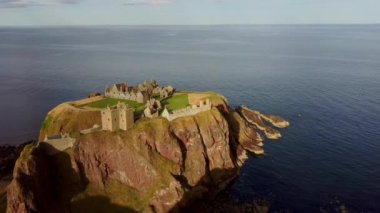 İngiltere, Birleşik Krallık 'taki deniz ve kalenin hava görüntüsü 