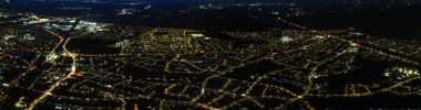 Geceleri ışıklı şehrin havadan görünümü