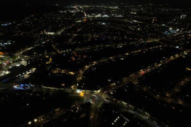 İngiltere, İngiltere, LUTON - 20 HAZİRAN 2023: Aydınlatılmış İngiliz Gece Kenti. Gece İşletmelerle Yol ve Trafik Hava Görüntüsü. Drone 'un Kamera Görüntüsü 