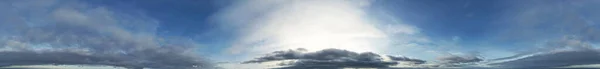 Γραφική Άποψη Του Συννεφιασμένου Ουρανού Πάνω Από Την Αγγλική Πόλη — Φωτογραφία Αρχείου