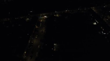 Aydınlanmış İngiliz Luton Kasabasının Günbatımından Hemen Sonra ve Gece Boyunca Hava Görüntüleri