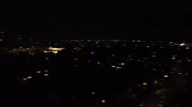 Aydınlanmış İngiliz Luton Kasabasının Günbatımından Hemen Sonra ve Gece Boyunca Hava Görüntüleri