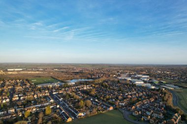 İngiltere 'nin merkez Dunstable kasabasındaki yüksek açılı iş binaları görüntüsü. Görüntü, sabah güneş doğduktan hemen sonra 05-2023 tarihli İHA 'nın kamerasıyla kaydedildi.