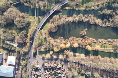 Güneşli bir günde Bedford Şehir Merkezi 'nin hava manzarası 