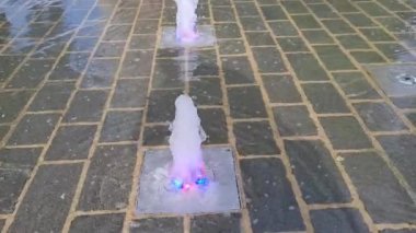 Luton Şehir Merkezi 'ndeki Çeşmelerin Düşük Açı Görüntüsü. İnsanlar Alışveriş Keyifli Olmak İçin Dolaşıyor. Luton Alışveriş Merkezi, tren istasyonuna yakın bir yerde. Görüntü 30-08-2022 'de kaydedildi