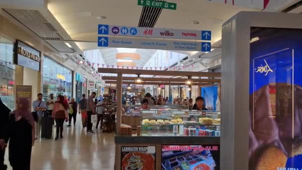 Slow Motion Film Central Luton Och Shopping Mall Med People — Stockvideo